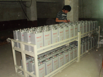 1xbet官网电源汗血马蓄电池300AH，电池架 安装现场